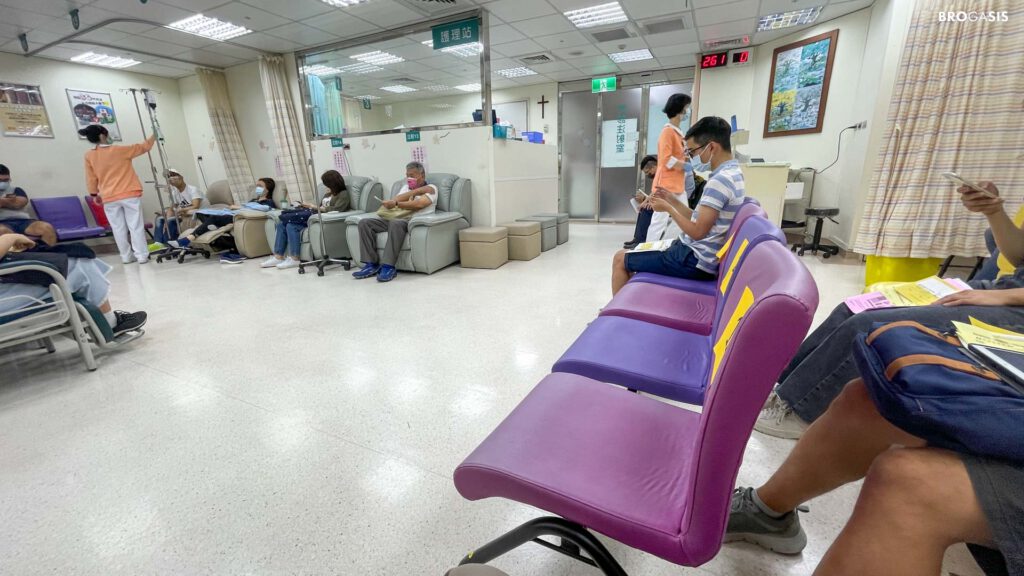 หลังฉีดแล้ว ต้องนั่งรอดูอาการ ประมาณ 30 นาทีครับ